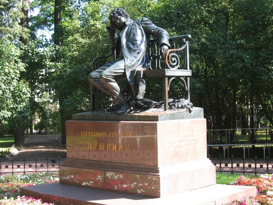 푸시킨이 다닌 귀족학교 리체이가 있는 '차르스코예 셀로'의 푸시킨 기념상. 조성관 작가 제공