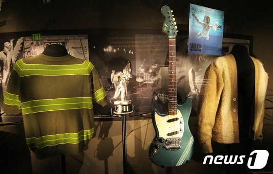 줄리엔스 옥션에 나올 커트 코베인의 기타 및 다른 상품들. © 로이터=뉴스1 © News1 이서영 기자