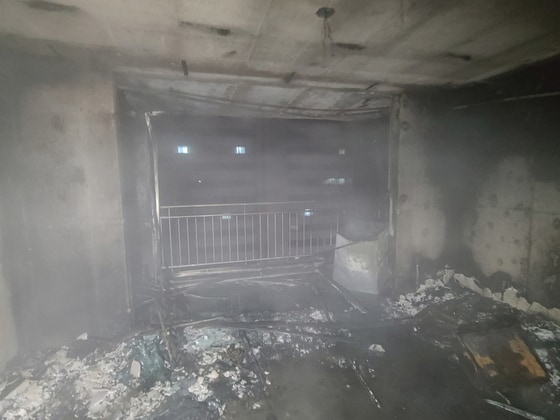 충남 아산시 탕정면 한 15층짜리 규모 아파트 13층에서 불이 났다.(아산소방서 제공)© 뉴스1