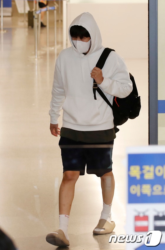 배우 김선호가 18일 오전 인천국제공항을 통해 귀국하고 있다. © News1 권현진 기자