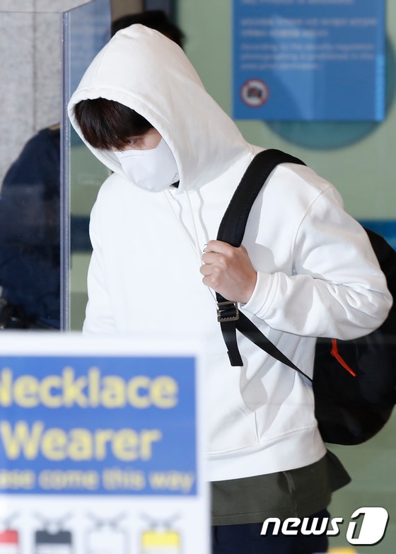 배우 김선호가 18일 오전 인천국제공항을 통해 귀국하고 있다. (© News1 권현진 기자