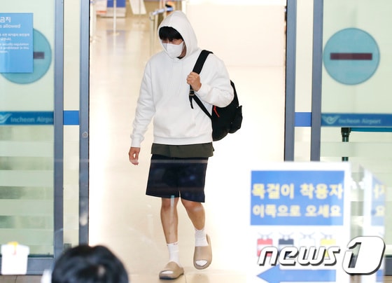 배우 김선호가 18일 오전 인천국제공항을 통해 태국에서 귀국하고 있다. © News1 권현진 기자