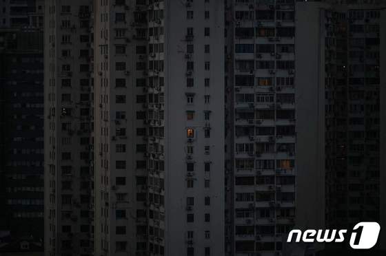 봉쇄령이 내려진 중국 상하이의 한 아파트의 불이 꺼져있다. © AFP=뉴스1 © News1 우동명 기자