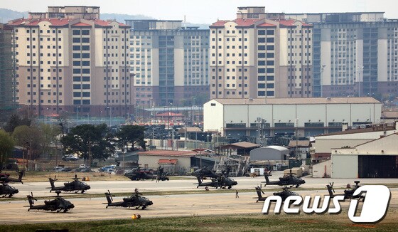 경기도 평택 소재 주한미군기지 '캠프 험프리스'에 미군 헬기들이 계류 중이다. 2022.4.18/뉴스1 © News1 김영운 기자
