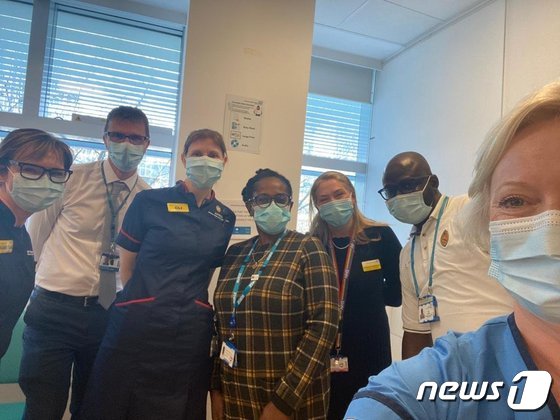 영국 런던에 위치한 유니버시티 칼리지 병원(UCLH) 롱 코비드 클리닉에서 일하고 있는 의료진들.(트위터 갈무리)© 뉴스1