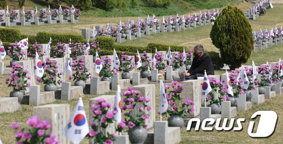 4 ·19 혁명 기념일인 지난 4월19일 오전 서울 강북구 국립 4 ·19 민주묘지를 찾은 희생자 유가족이 묘비를 바라보고 있다. 2022.4.19/뉴스1 © News1 인수위사진기자단