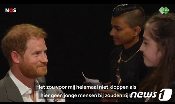 인빅터스 게임을 주최한 해리 왕자가 네덜란드 어린이들의 인터뷰에 응하고 있다. 네덜란드 NOS 어린이 뉴스 갈무리.
