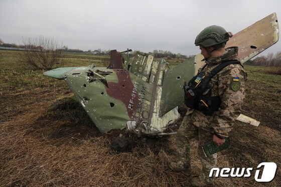 지난달 21일 (현지시간) 키이우에서 우크라이나 군이 격추시킨 러시아의 수호이 Su-25 전투기 전해를 병사가 살펴 보고 있다. © 로이터=뉴스1 © News1 우동명 기자