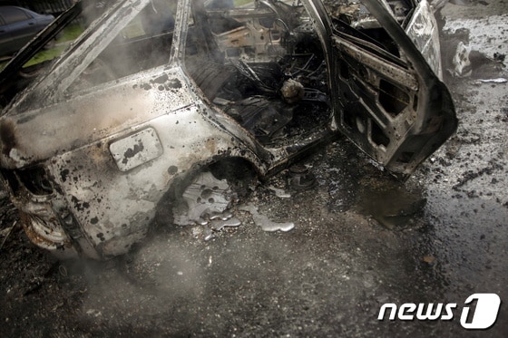 21일 우크라이나 하르키우에서 러시아 군의 포격을 받아 불에 탄 차량이 보인다. © 로이터=뉴스1 © News1 우동명 기자