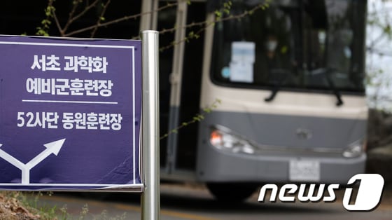서울 서초구 서초과학예비군훈련장 인근에서 차량이 지나고 있다. (기사와 관련 없음) /뉴스1 © News1 이승배 기자