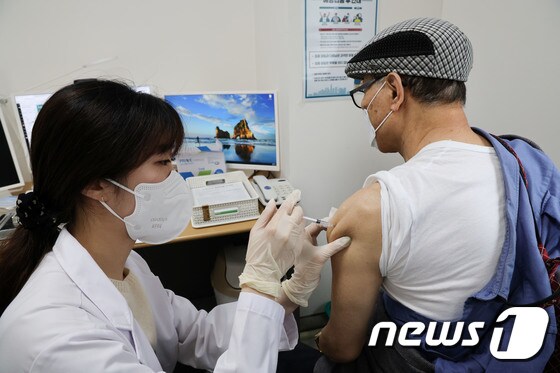 서울 강서구 부민병원에서 한 시민이 4차 백신을 접종하고 있다./뉴스1 © News1 사진공동취재단