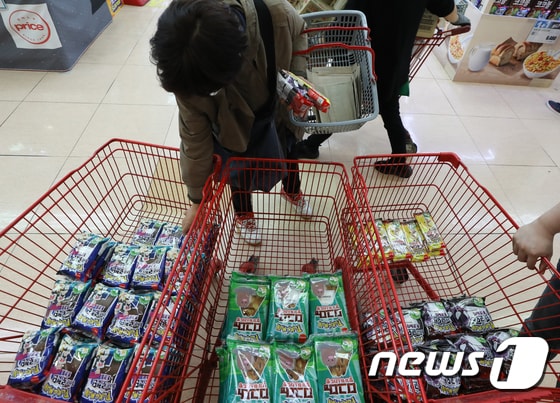 25일 서울의 한 대형마트에서 고객들이 포켓몬빵을 구매하고 있다. 2022.4.25/뉴스1 © News1 허경 기자