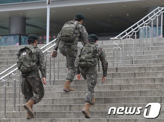 서울역 여행장병라운지(TMO)를 이용하는 군 장병들의 모습. 2022.4.25/뉴스1 © News1 신웅수 기자