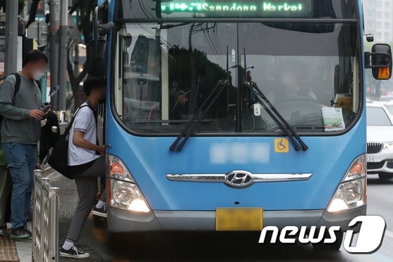 대구 시내 한 버스정류장에서 출근길 시민들이 버스에 오르고 있다. 2022.4.26/뉴스1 © News1 공정식 기자