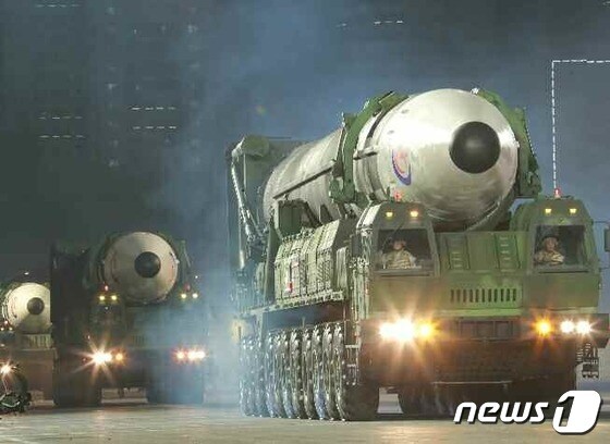 (평양 노동신문=뉴스1) = 북한 대륙간탄도미사일(ICBM)인 '화성-17형'. [국내에서만 사용가능. 재배포 금지. DB 금지. For Use Only in the Republic of Korea. Redistribution Prohibited] rodongphoto@news1.kr