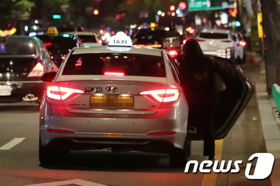 지난달 26일 저녁 서울 종각역 부근에서 한 시민이 택시를 이용하고 있는 모습 © News1 박세연 기자