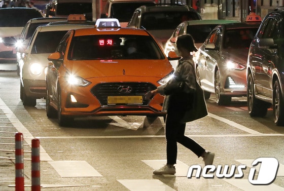 26일 저녁 서울 종각역 부근에서 택시가 운행을 하고 있다.(자료사진) 2022.4.26/뉴스1 © News1 박세연 기자