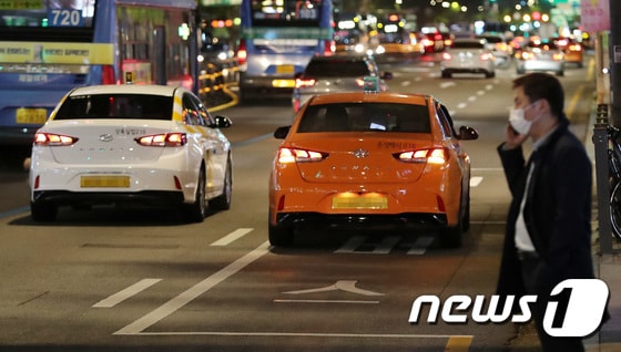 지난 4월 26일 저녁 서울 종각역 부근에서 택시들이 운행을 하고 있다.  © News1 박세연 기자