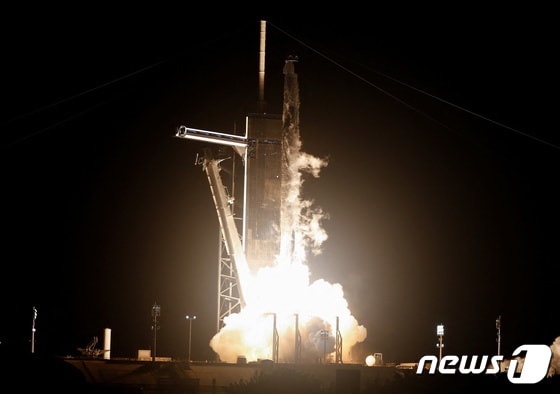 스페이스엑스 팔콘9 로켓이 우주 비행사 4명이 탑승한 크루-4 유인캡슐을 싣고 27일(현지시간) 이륙하는 모습. 2022.04.27/뉴스1 © 로이터=뉴스1