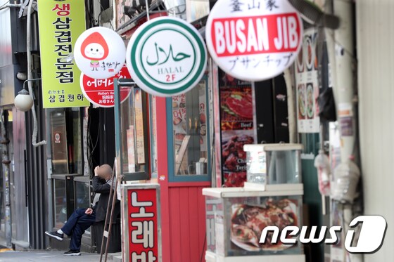 28일 오후 서울 중구 명동거리에서 점포 관계자가 휴식을 하고 있다.022.4.28/뉴스1 © News1 황기선 기자