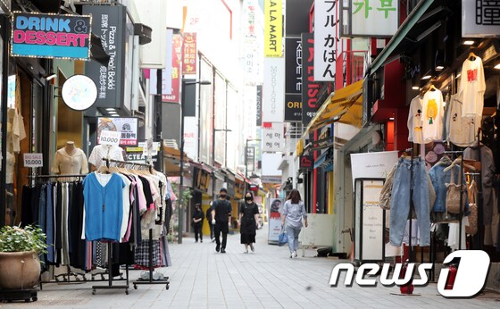 서울 중구 명동거리에서 시민들이 발걸음을 옮기고 있다.2022.4.28/뉴스1 © News1 황기선 기자