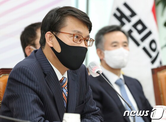 윤상현(왼쪽) 국민의힘 의원. (공동취재) 2022.4.29/뉴스1 © News1 이재명 기자