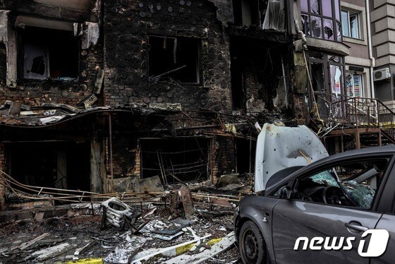 2일 (현지시간) 우크라이나 키이우 인근 부차에서 러시아 군의 포격을 받아 파괴된 건물과 차량의 모습이 보인다. © AFP=뉴스1 © News1 우동명 기자