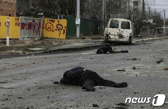 2일 (현지시간) 우크라이나 군이 탈환한 키이우 인근 부차 거리에 숨진 러시아 군의 모습이 보인다. © AFP=뉴스1 © News1 우동명 기자