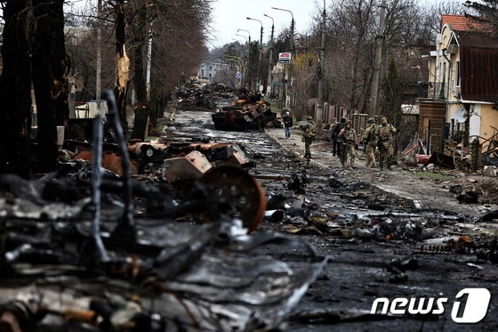 2일 (현지시간) 우크라이나 군이 탈환한 키이우 인근 부차 거리에 파괴된 러시아 군 탱크와 장갑차가 보인다. © 로이터=뉴스1 © News1 우동명 기자