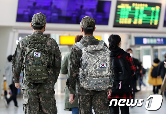 30일 오전 서울역에서 군인 장병들이 이동하고 있다. 2022.4.30/뉴스1 © News1 박세연 기자
