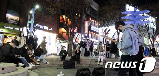 4일 오후 서울 마포구 홍대거리 버스킹존에서 시민들이 거리공연을 즐기고 있다. 2022.4.4/뉴스1 © News1 황기선 기자