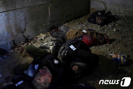 우크라이나 수도 키이우 외곽도시 부차에서 러시아군에 의한 민간인 학살 참상이 밝혀지면서 국제사회에 공분이 일고 있다 .사진은 4일 부차의 학교 지하실에서 러시아 군이 학살한 주민의 시신이 보이고 있다. © AFP=뉴스1 © News1 우동명 기자