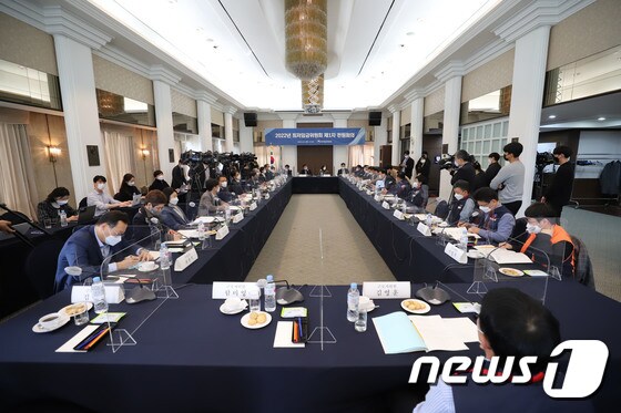 5일 오후 서울 중구 한국프레스센터에서 열린 최저임금위원회 올해 첫 전원회의가 진행되고 있다. 2022.4.5/뉴스1 © News1 박지혜 기자