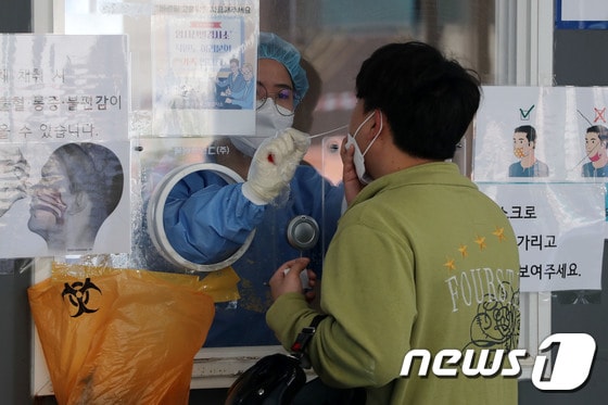 6일 서울 중구 서울역에 마련된 신종 코로나바이러스 감염증(코로나19) 임시선별진료소에서 한 시민이 PCR검사를 받고 있다. 2022.4.6/뉴스1 © News1 박세연 기자