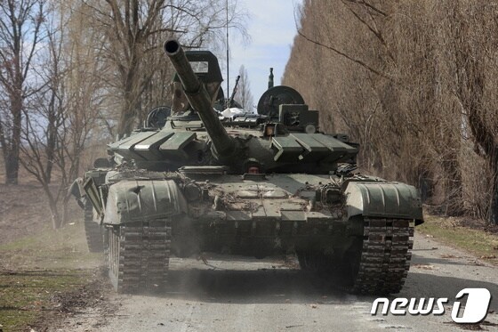 우크라이나 수도 키이우 인근 루키아니프카 마을에서 우크라이나 군인이 억류한 러시아제 T-72 탱크의 모습. 2022.4.5.© 로이터=뉴스1 © News1 원태성 기자
