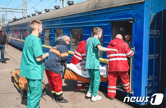 지난달 31일 국경없는의사회 소속의 의료진들이 우크라이나 자포리지야에서 환자들을 특별 개조된 의료열차를 통해 이송하고 있다.(국경없는의사회 제공)© 뉴스1