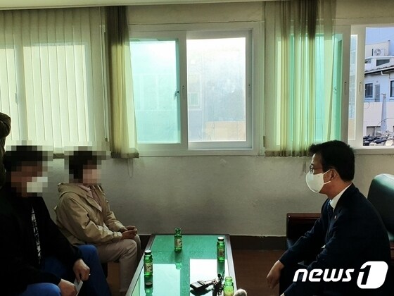 문성혁 해수부 장관(오른쪽)이 8일 오후 실종자 가족과 면담을 하고 있다.2022.4.8© 뉴스1 손연우기자