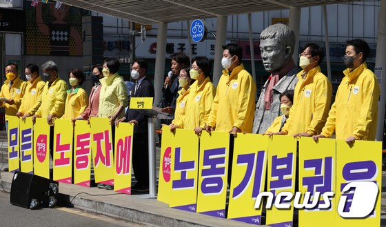 여영국 정의당 대표(오른쪽 일곱 번째)가 1일 서울 종로구 청계천 전태일다리에서 열린 132주년 세계노동절 기념식에서 발언하고 있다. 2022.5.1/뉴스1 © News1 국회사진취재단