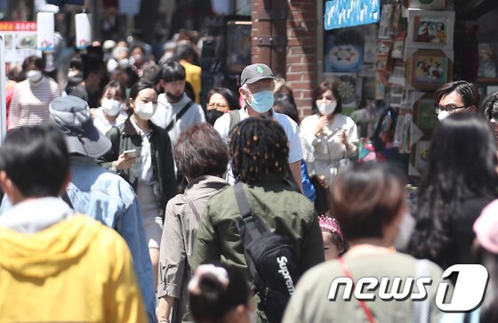 1일 서울 종로구 인사동에서 마스크를 쓴 시민들이 이동을 하고 있다. 2022.5.1/뉴스1 © News1 송원영 기자