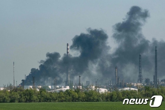 지난 9일 (현지시간) 우크라이나 리시칸스크에서 정유 공장이 러시아 군의 포격을 받아 연기가 솟아오르고 있다. © AFP=뉴스1 © News1 우동명 기자