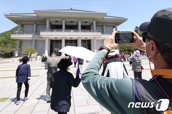 청와대가 74년 만에 국민들에게 개방된 10일 오후 서울 종로구 청와대에서 한 시민이 영빈관을 촬영하고 있다. 2022.5.10/뉴스1 © News1 인수위사진기자단