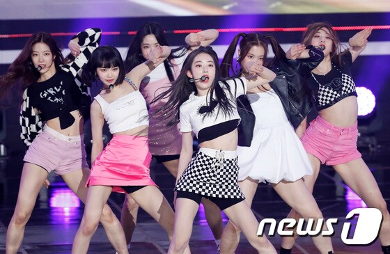 르세라핌 사쿠라(왼쪽 네번째)가 10일 오후 서울 마포구 SBS프리즘타워에서 열린 SBS MTV '더쇼'에 출연해 멋진 공연을 펼치고 있다.  © News1 권현진 기자