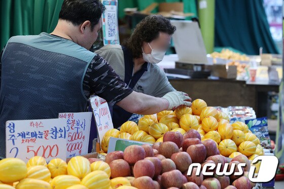 서울 마포구 망원시장에서 상인들이 판매할 과일을 정리하고 있다. 2022.5.11/뉴스1 © News1 조태형 기자