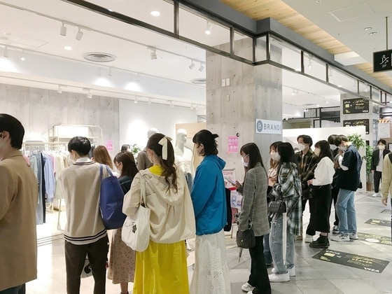 브랜디 일본 팝업스토어 매장 앞에서 일본인 고객들이 줄을 서고 있다. (브랜디 제공) © 뉴스1