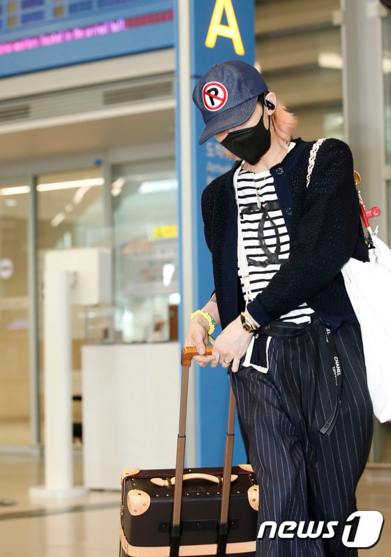 빅뱅(BIGBANG) 지드래곤이 12일 오후 인천국제공항 2터미널을 통해 귀국하고 있다. © News1 권현진 기자