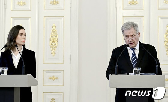 사울리 니니스퇴 핀란드 대통령(우)과 산나 마린 핀란드 총리. © 로이터=뉴스1 © News1 정윤영 기자