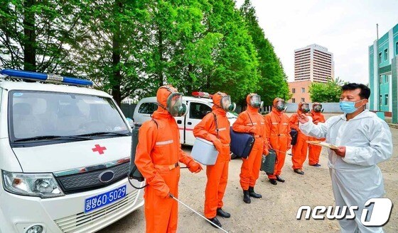 (평양 노동신문=뉴스1) = 북한이 신종 코로나바이러스 감염증(코로나19) 확진자 발생으로 국가방역체계를 '최대비상방역체계'로 이행하고 있다고 밝혔다. 노동당 기관지 노동신문은 13일 