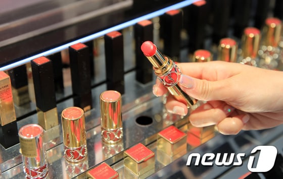 서울의 한 백화점 화장품 매장. 2022.5.13/뉴스1 © News1 구윤성 기자