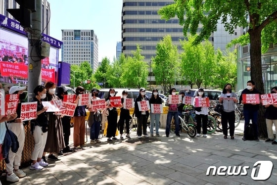 동물보호단체는 7일 서울 종로구 효자동 일대에서 집회를 열고 '동물은 물건이 아니다'라는 내용의 손팻말을 들었다.(동물권시민단체 RAY 제공) © 뉴스1