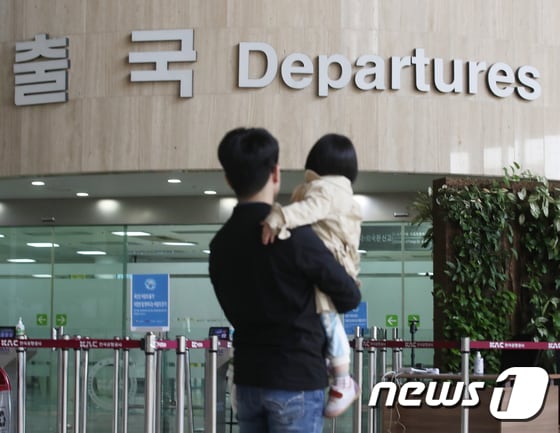 정부가 김포-하네다 노선을 재개되도록 조치하겠다고 밝힌 가운데 15일 서울 김포공항 국제선 출국장에서 시민들이 지나가고 있다. 2022.5.15/뉴스1 © News1 송원영 기자